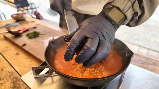 라면 위에 올리는 닭갈비