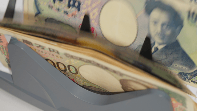 Counting machine processing banknotes