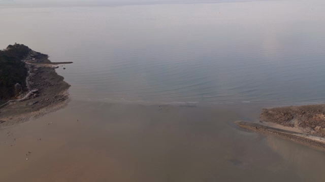 잔잔한 파도가 있는 고요한 해변