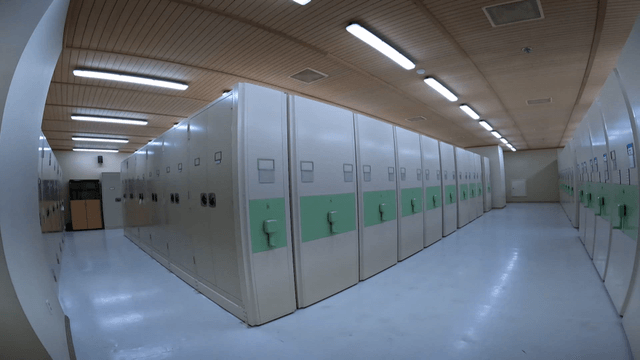 정렬된 사물함들이 놓인 기록보관실