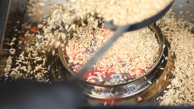 왕겨를 태워나는 훈연 연기