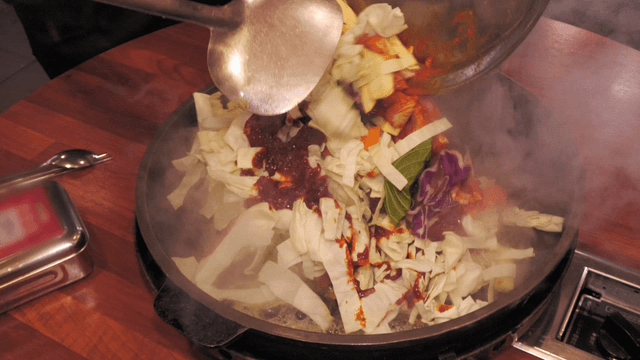 Spicy stir-fried chicken with vegetables