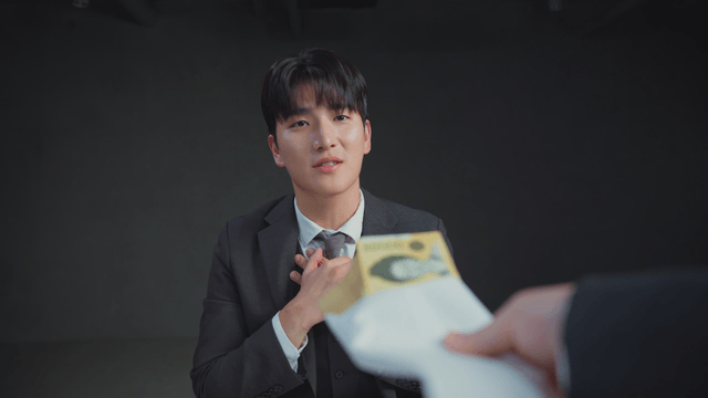 봉투를 거절하는 정장 입은 남자