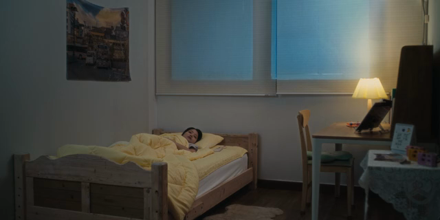 어두운 침실에서 깨어나는 여성