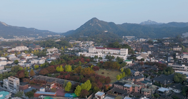 산자락과 마을이 어우러진 평온한 전경