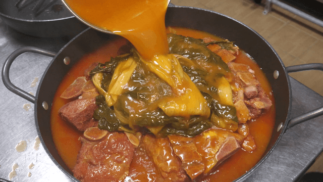 Outer leaves pork back-bone stew broth being poured