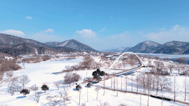 다리와 함께 눈 덮인 풍경