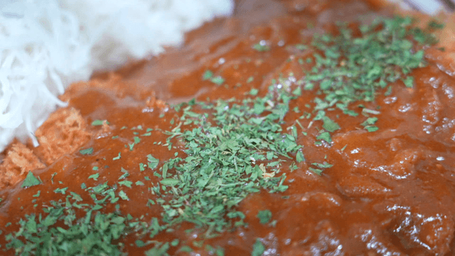 소스가 뿌려진 돈까스 한 접시