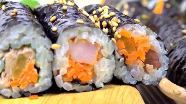 다채로운 야채가 들어간 꼬마김밥