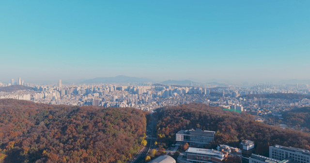 주변 가을 언덕이 있는 광활한 도시 풍경