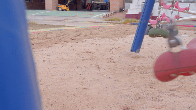 움직이는 그네가 있는 빈 놀이터