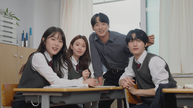 Teacher giving advice to students during a group meeting