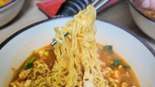 Korean ramyeon with vegetables and egg