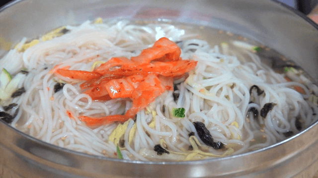 Banquet noodles served with kimchi