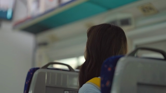 기차 여행을 즐기는 여성