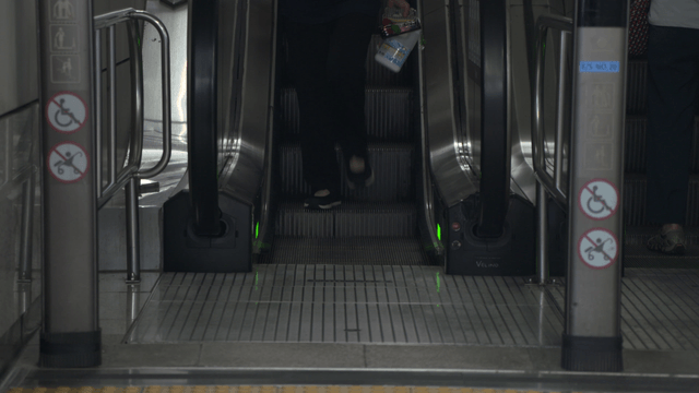 에스컬레이터를 이용하는 사람들