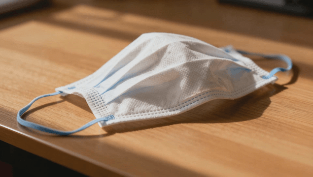 나무 테이블 위의 마스크