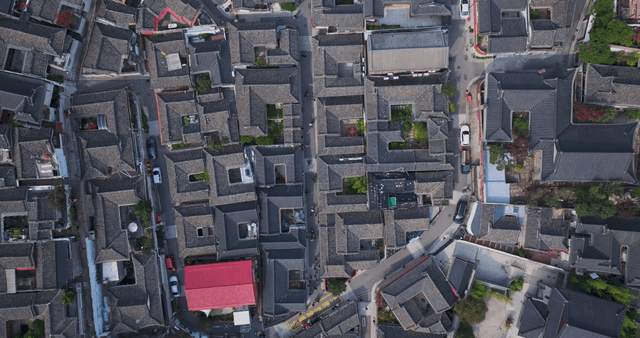 기와로 뒤덮인 골목과 집들이 촘촘히 자리한 한옥 마을