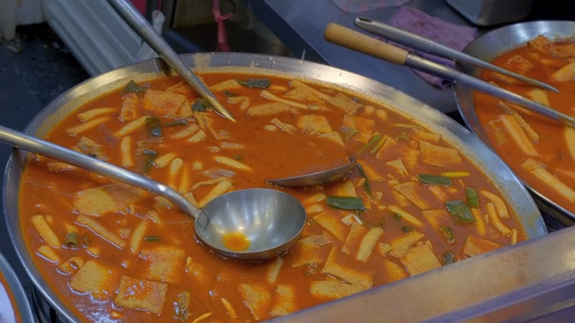 큰 팬에서 끓고 있는 매운 떡볶이