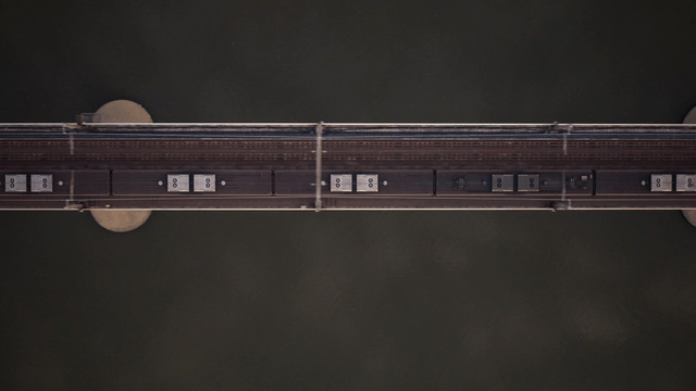 강 위의 다리를 건너는 기차