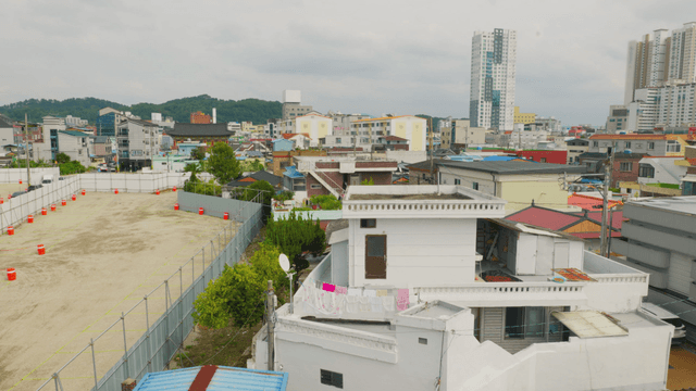 다양한 주거지와 건설현장이 있는 마을 풍경