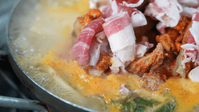 Boiling beef tripe hotpot on stove