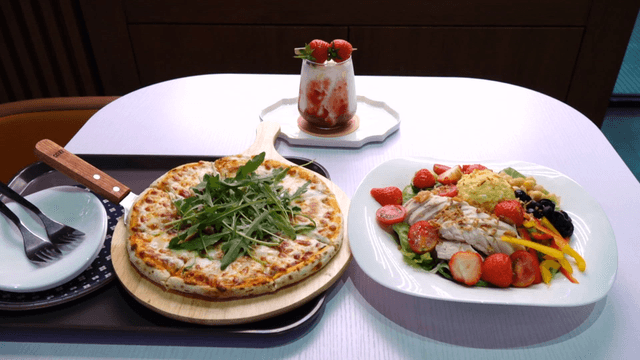 Arugula pizza with strawberry salad and strawberry latte