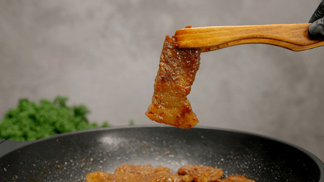 Cooking marinated meat in a pan