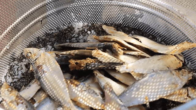 Placing banded morwong on green tea leaves