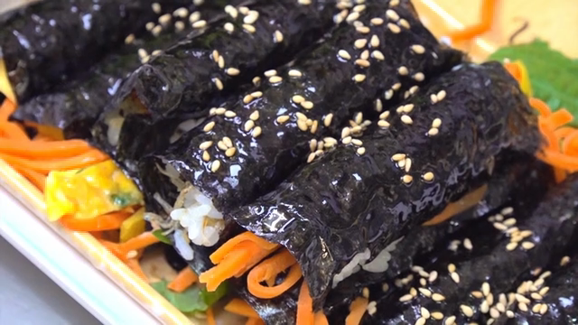 다채로운 야채가 들어간 꼬마김밥