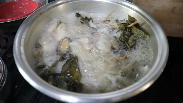 냄비에서 끓고있는 삼계탕
