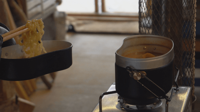 반합 냄비 뚜껑에 덜어먹는 라면