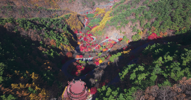 Vew from the observation deck overlooking the colorful autumn hills and winding roads.