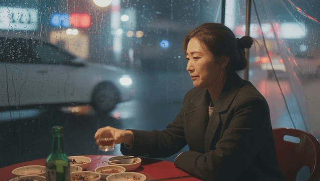 비 오는 포장마차에서 혼자 술 마시고 괴로워하는 여성