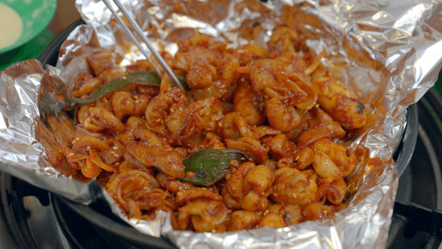 Spicy stir-fried small intestines wrapped in foil