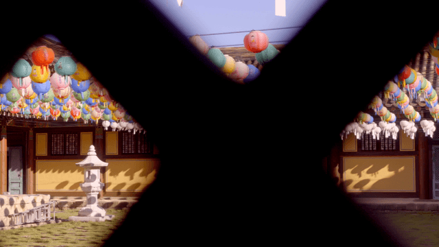 창문살 넘어 보이는 사찰 마당에 걸린 형형색색의 등불