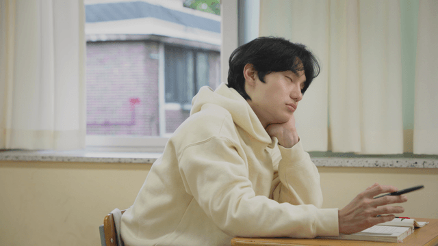 공부하다가 펜을 돌리며 집중하지 못하는 학생
