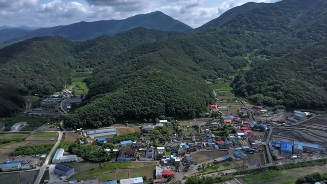 푸른 산으로 둘러싸인 시골 마을
