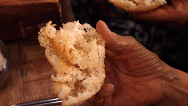 손으로 잡은 바삭한 누룽지