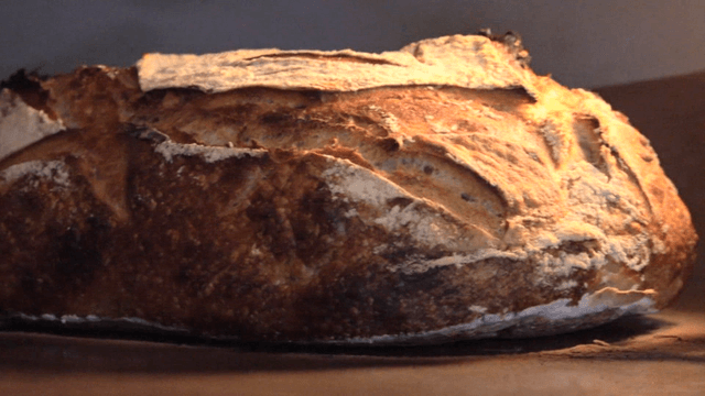 이글거리는 오븐에서 구워지는 갈색의 빵