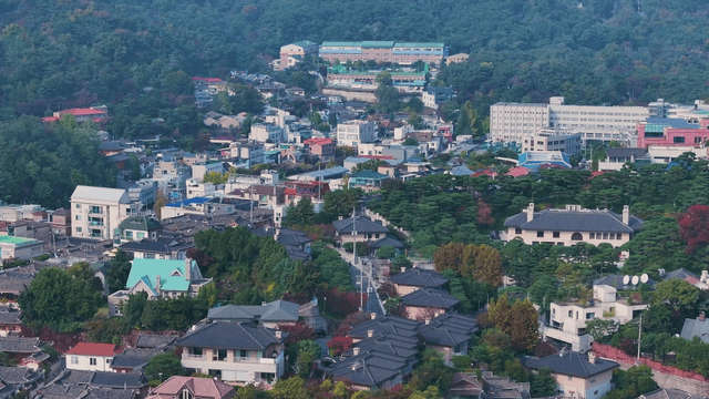 언덕 아래 한옥과 주택이 어우러진 마을 전경