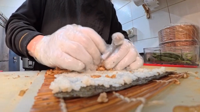 밥과 속재료로 김밥 준비하기