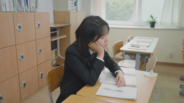 기지개를 켜며 졸고 있는 학생