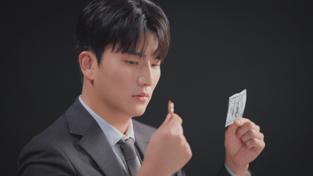 비트코인과 미국 달러를 비교하는 남자