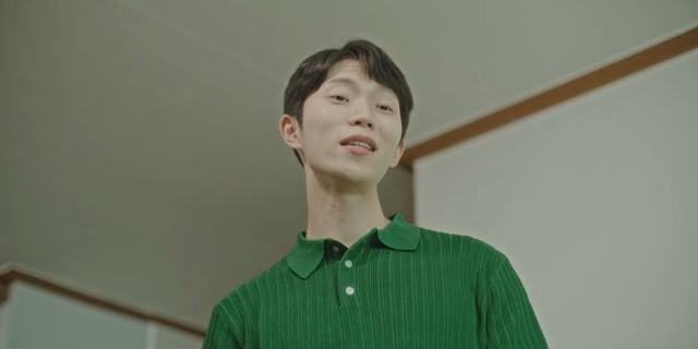 말을 하며 미소 짓는 남성