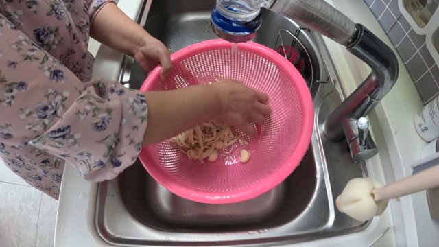 싱크대에서 마늘과 면을 씻는 모습