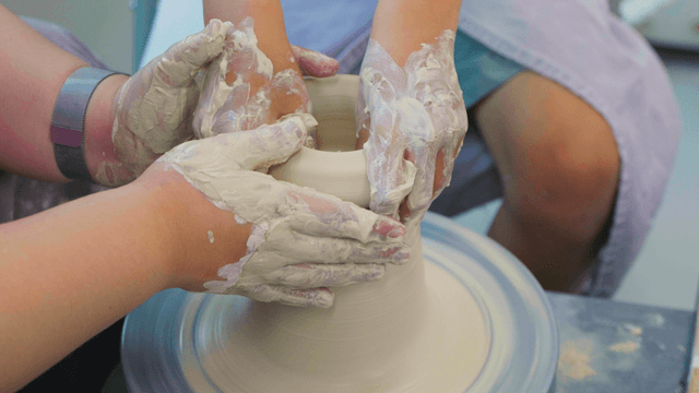 도자기 물레에서 점토를 섬세하게 가르치는 강사