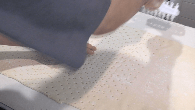 반죽에 빠르게 구멍을 내는 도우 롤러