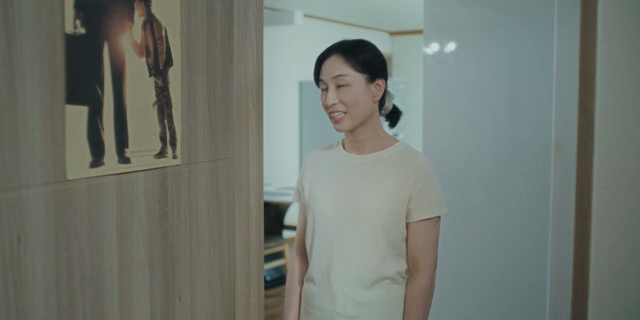여자가 방 문 밖에서 말을 하는 모습