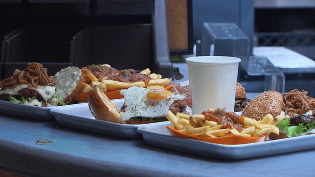 실내에서 준비되는 버거와 감자튀김